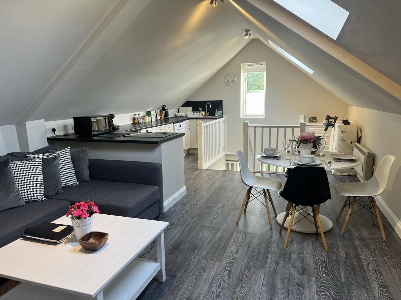 Bright, Restful Coach House In Central Севъноукс Екстериор снимка